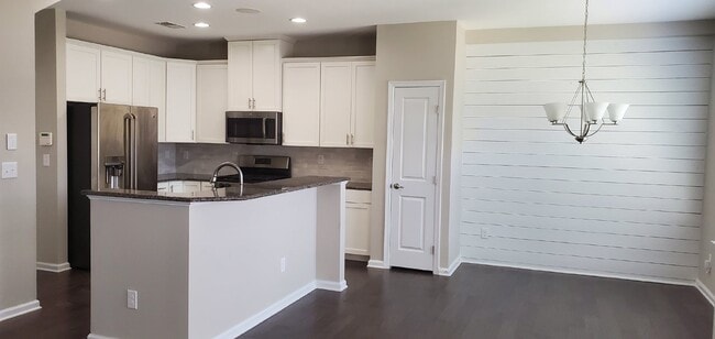 Building Photo - "Charming 3-Bedroom Retreat with 2.5 Baths in Charlotte's Heart – Spacious 1880 Sq Ft Gem!"