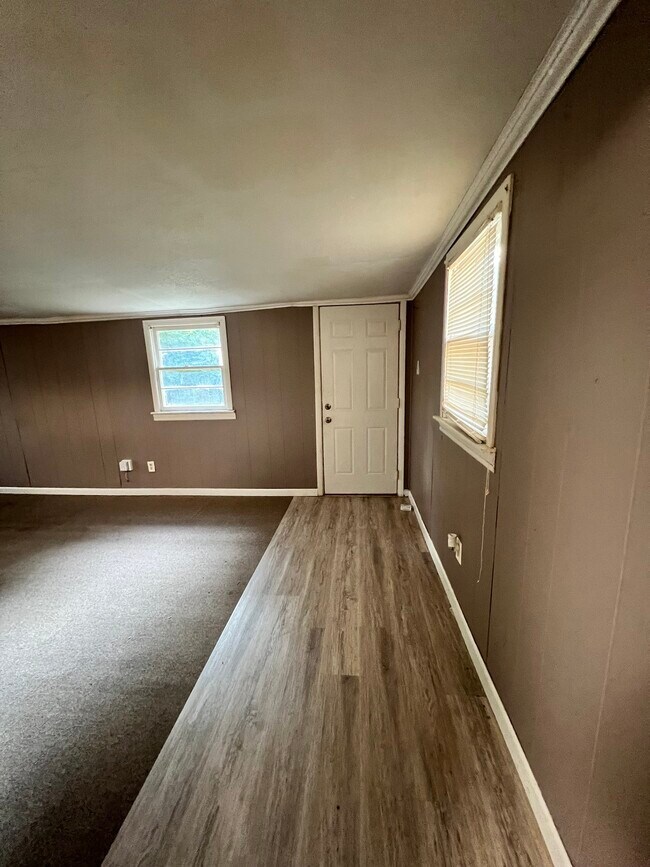 Building Photo - 1533 Hartford Rd