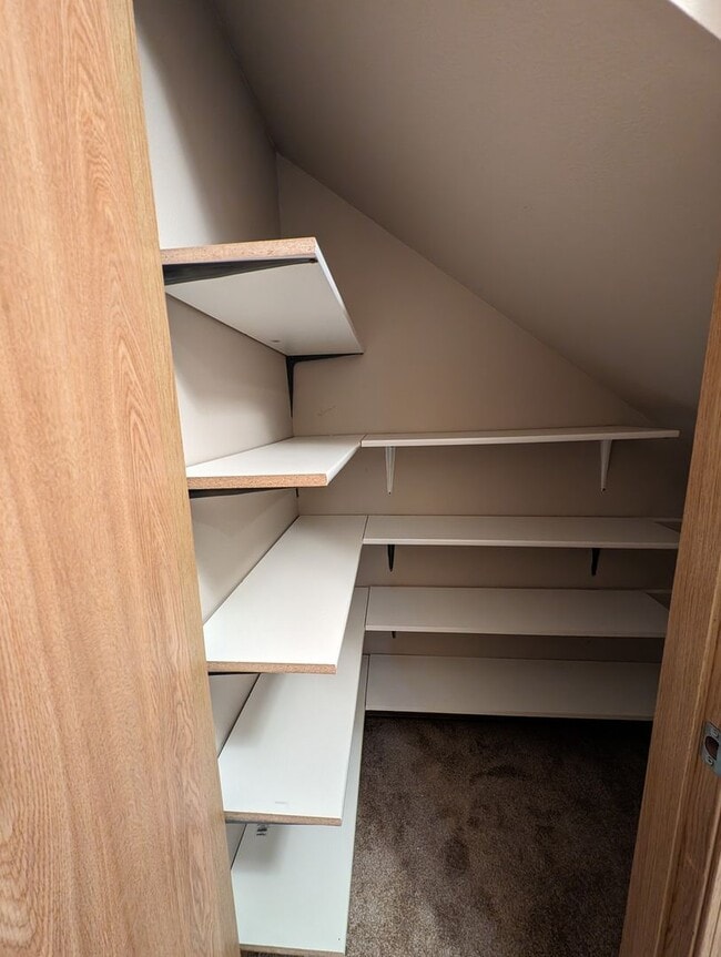 Building Photo - Illahee Home with a View and Two Primary Suites