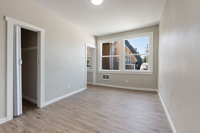 Building Photo - Renovated Studio - Near PDX Airport - Available now!
