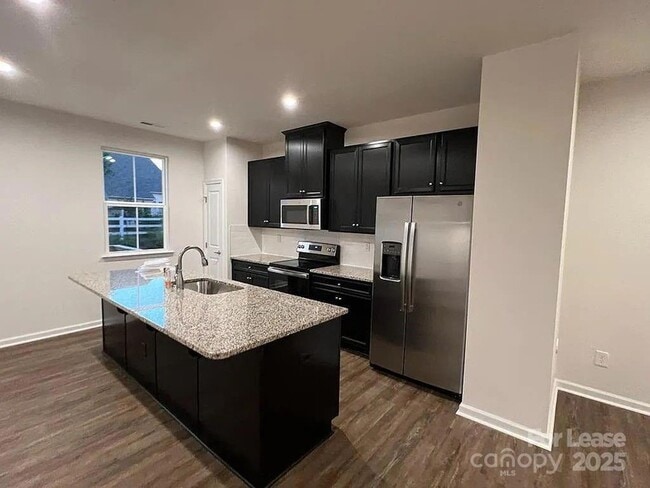 Building Photo - 2596 Grantham Place Dr