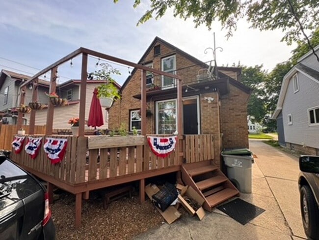 Building Photo - AVAILABLE SEPTEMBER 1: Updated 4-bedroom single family home on a quiet block- with 2 kitchens, 2 ...