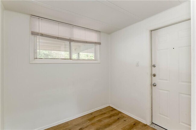 Building Photo - 1505 W 12th St