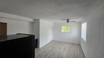 Building Photo - 500 32nd St
