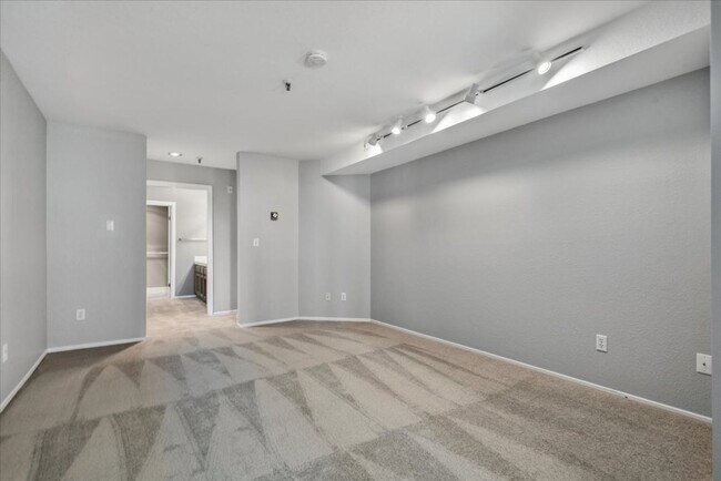 Building Photo - Beautiful 3 bed 2 bath condo near Downtown...