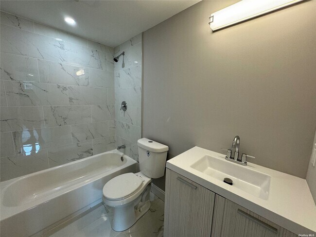 Building Photo - 6 Julie Ln