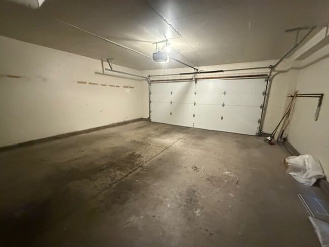 Building Photo - Beautiful Townhome in the Heart of Pleasanton