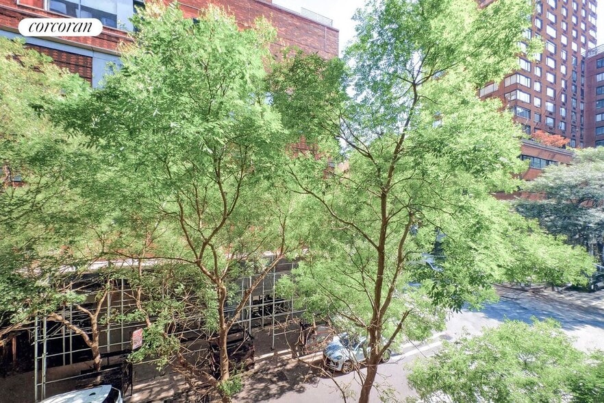 Building Photo - 100 W 67th St