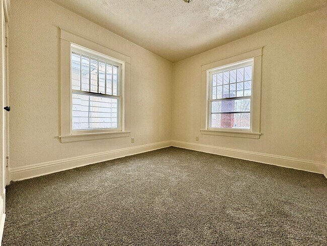 Building Photo - 1318 Lincoln Way East