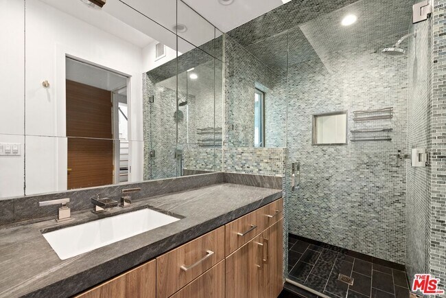Building Photo - 9314 Lloydcrest Dr