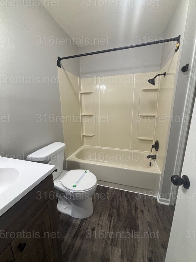 Building Photo - One bed one bath available now!