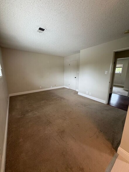 Building Photo - 1209 St Louis Dr