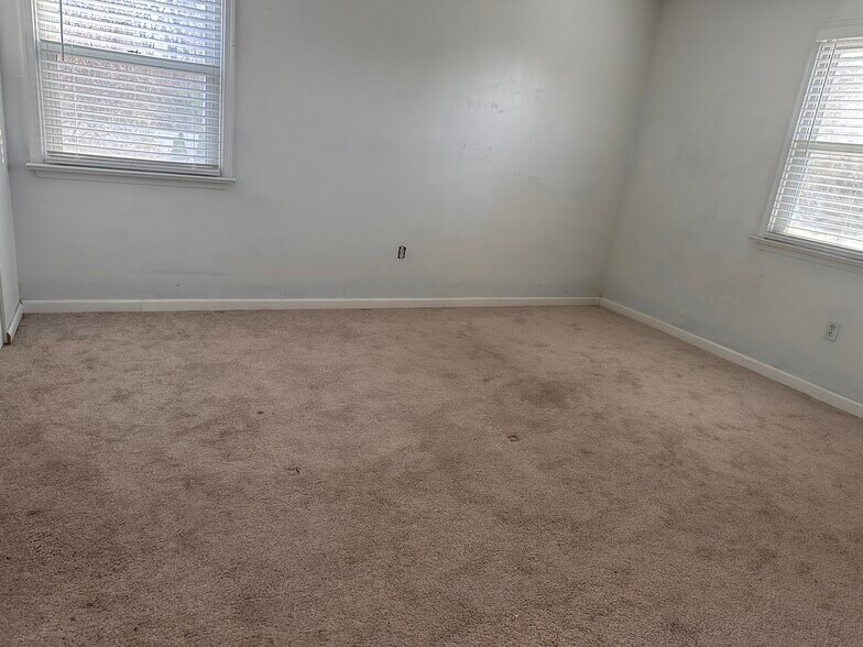 Master bedroom - 337 E 2nd St