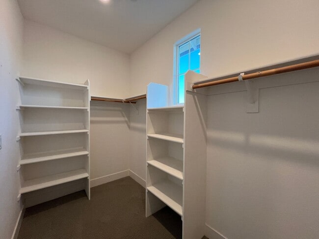 Building Photo - Beautiful Blackpines Community Three Bedroom