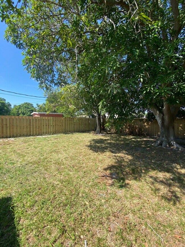 Building Photo - Beautiful 3-bedroom home located in Delray...