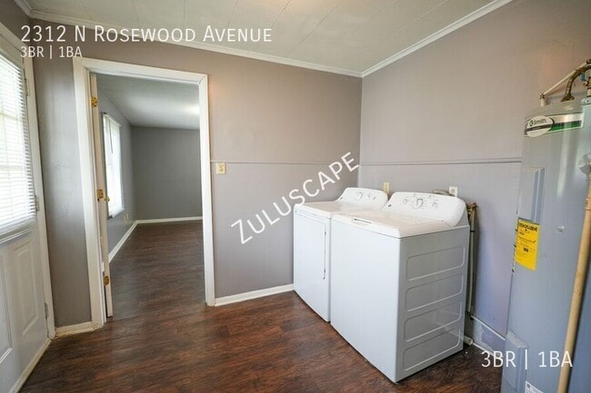 Building Photo - 2312 N Rosewood Ave