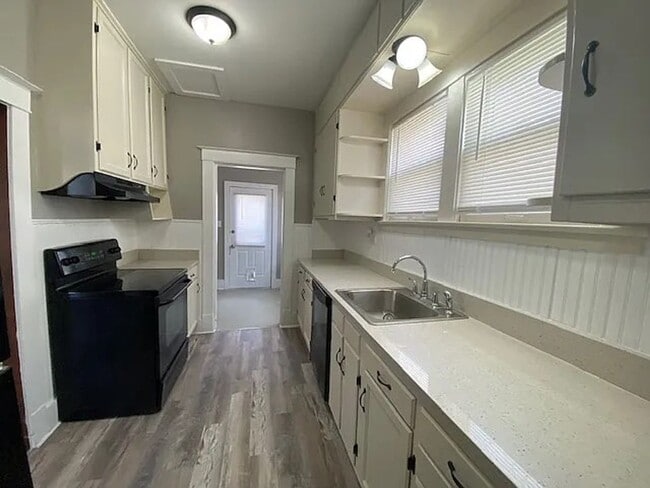 Building Photo - Big 2BR with appliances, nicely updated! Great for students or professor.