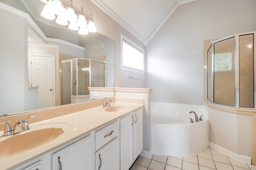 Building Photo - 10029 Woodland Grove Dr