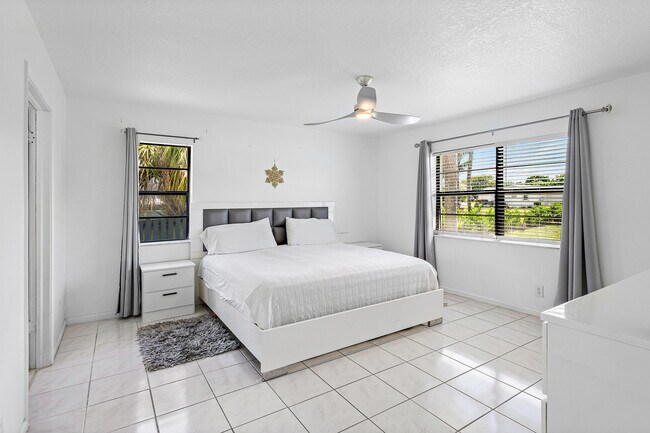 Building Photo - 3135 S Seacrest Blvd