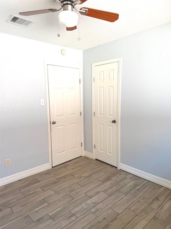 Building Photo - 954 Crestbrook Dr