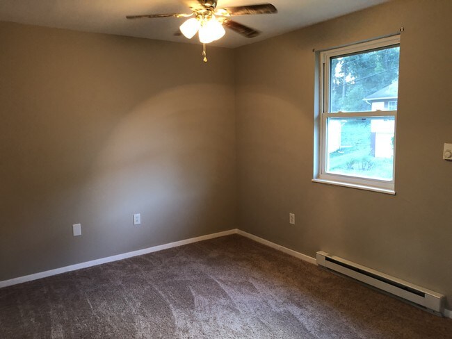 1st bedroom - 3087 Meadowview Dr