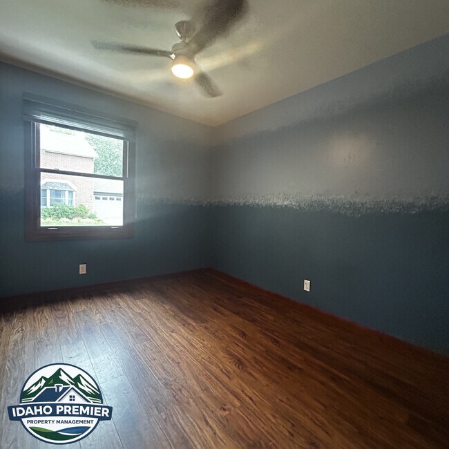 Building Photo - 1565 E Lenz Ln