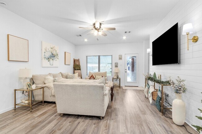 Building Photo - 8217 Boundary Waters Dr