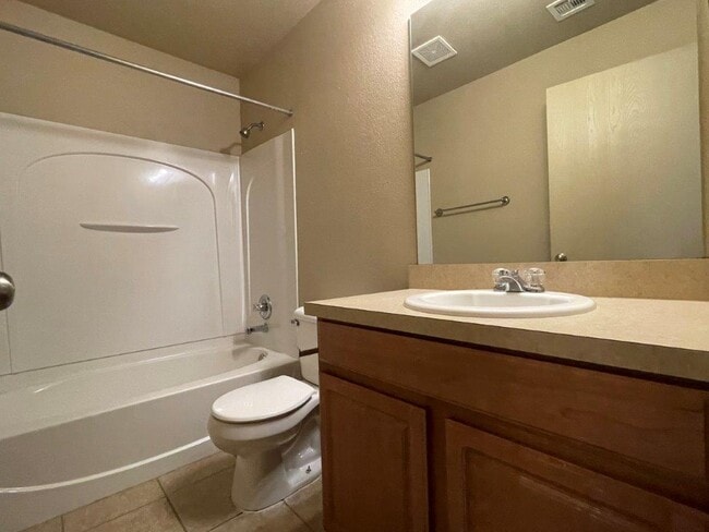 Building Photo - 3631 Vanguard Dr