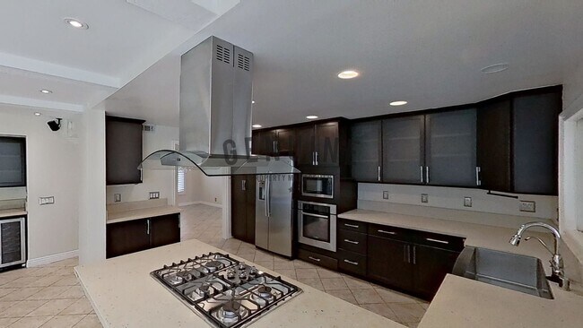 Building Photo - Spacious and Nicely Updated House With Gre...