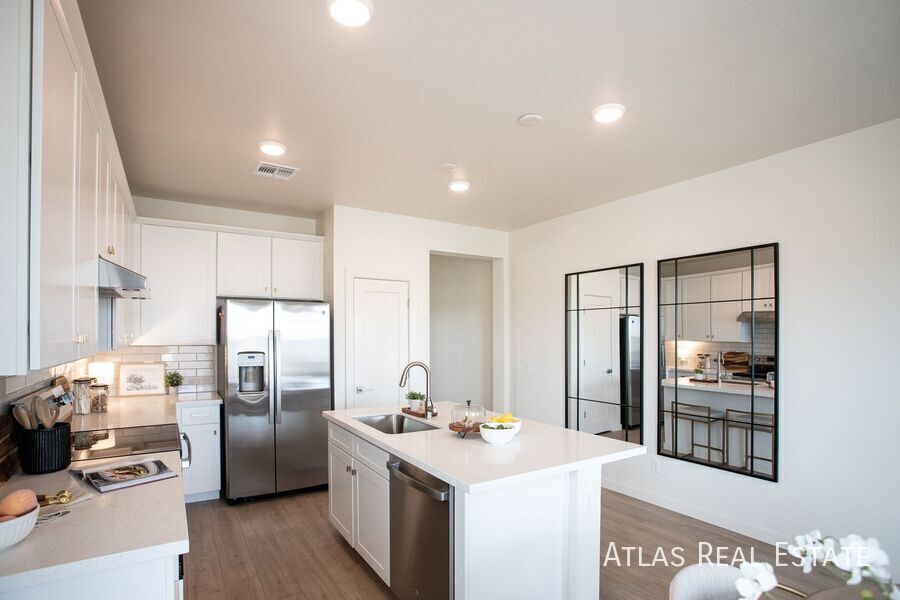 Building Photo - 1120 W Villa Theresa Dr