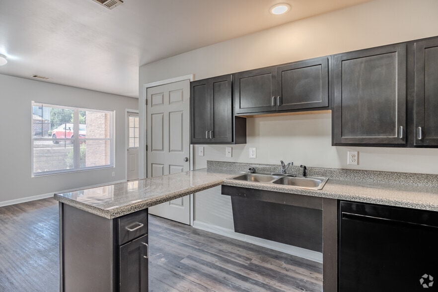 3BR, 2BA - 1145SF - Kitchen - Swift Creek Apartments