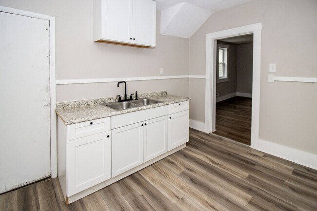 Building Photo - 2947 E 57th St