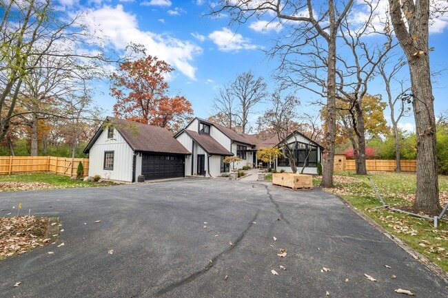 Building Photo - 15160 W Oak Spring Rd