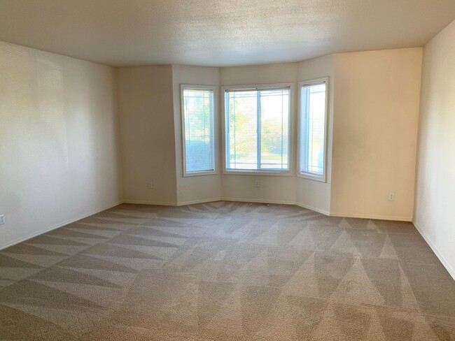 Building Photo - MOVE IN SPECIAL! Spacious 2 Bedroom, 2.5 b...