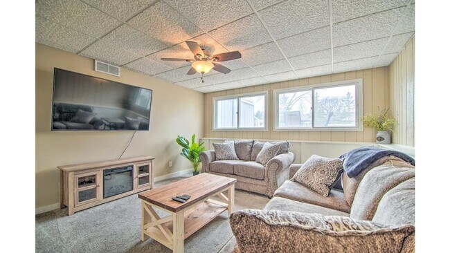 Building Photo - Beautiful Home at Silver Lake