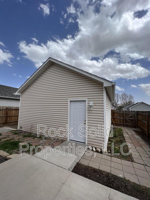 Building Photo - 405 E 5th St