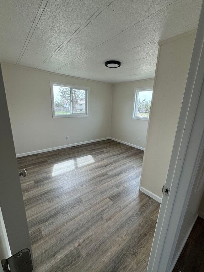 Building Photo - 4 Bedroom 2 Bath - Quiet country Property