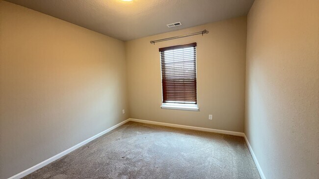 Building Photo - Beautiful 4BR Home with Open Floor Plan in Suffolk