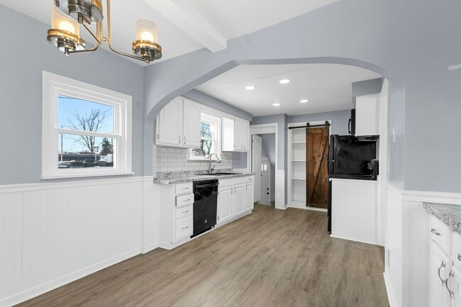 Building Photo - 943 Cloverdale Rd