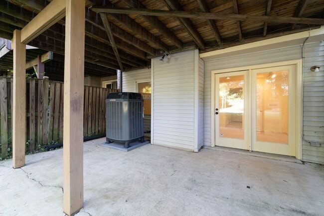 Building Photo - 1553 Templeton Pl