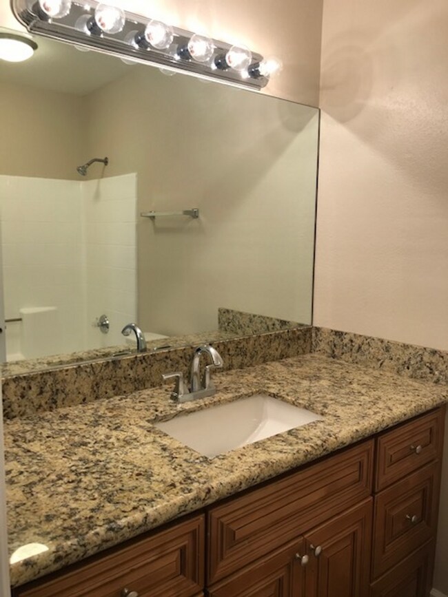 Building Photo - COMING SOON!! 2 Bed 2.5 Bath Apartment in ...