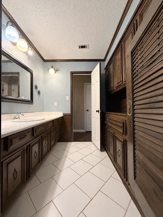 Building Photo - 1200 E Franklin St