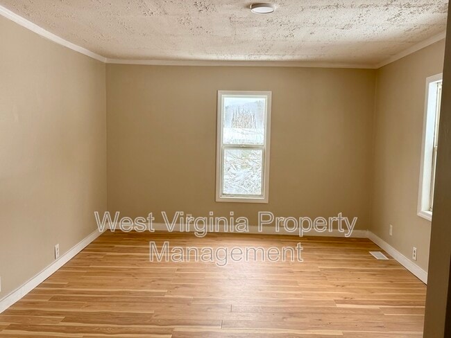 Building Photo - 172 Sullivan Rd