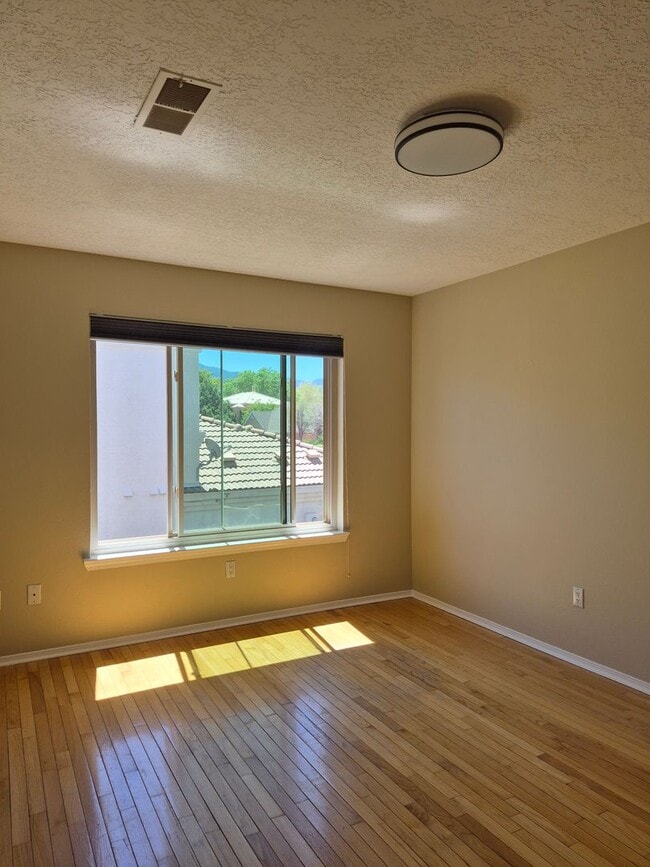 Building Photo - FIVE BEDROOMS GEM-NORTH EAST HEIGHTS