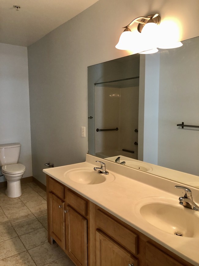 Second bathroom - 2729 Gallows Rd