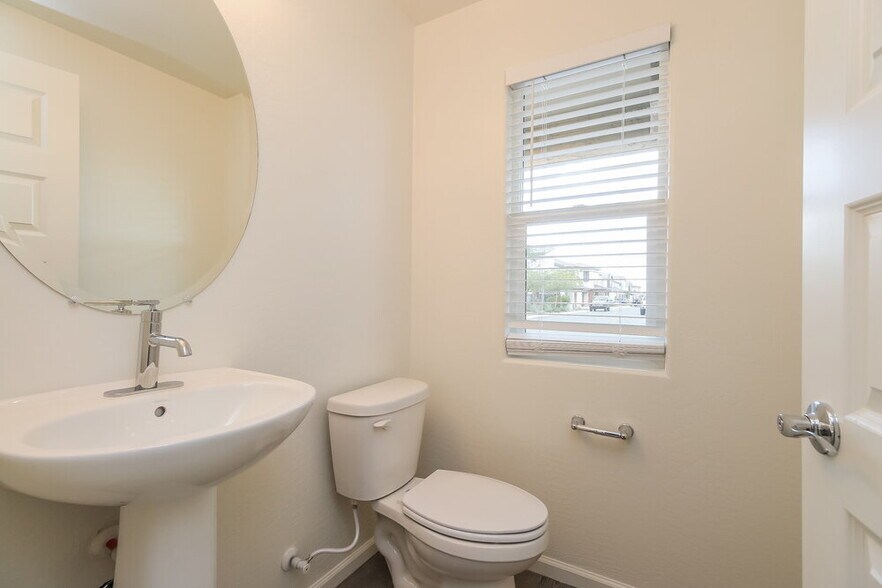 Building Photo - 2055 S Saguaro Dr