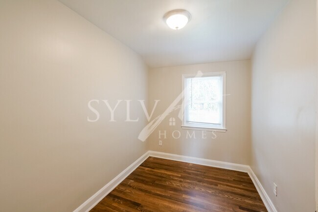 Building Photo - Charming 3 level townhome