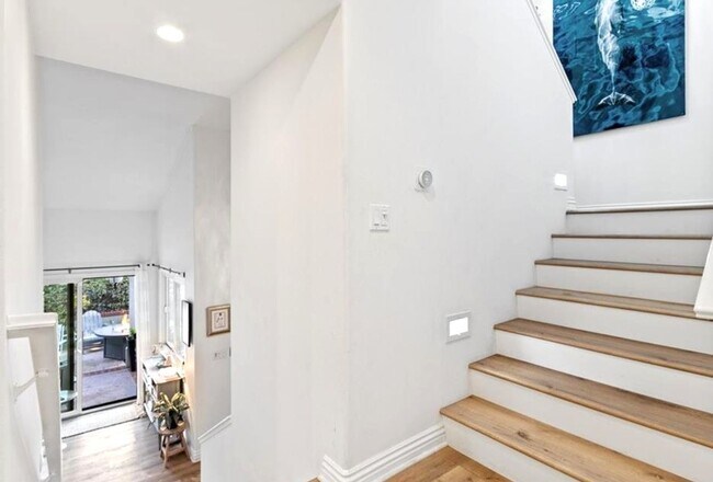 Building Photo - Updated 2 bedroom townhome in Manhattan Vi...