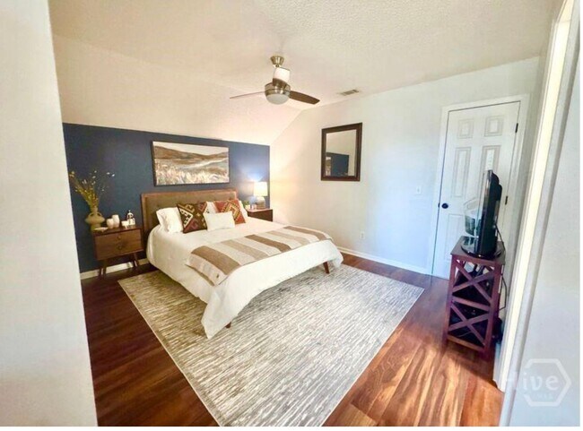 Building Photo - Beautifully designed end unit townhome Available 1/6/26