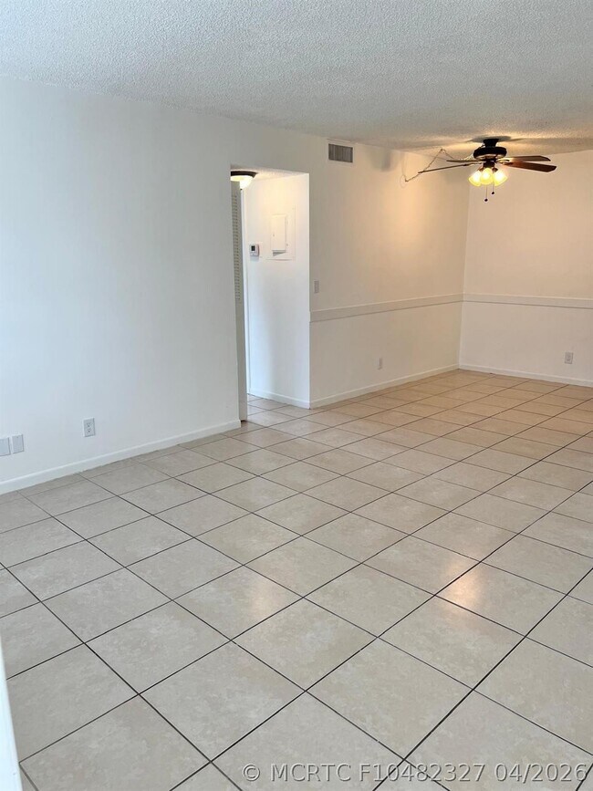 Building Photo - 1040 Twin Lakes Dr